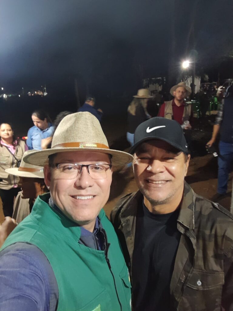 Diretor do site Notícias do Campo, Elias Vieira, e o governador de Rondônia, Marcos Rocha, na Rondônia Rural Show 2025.