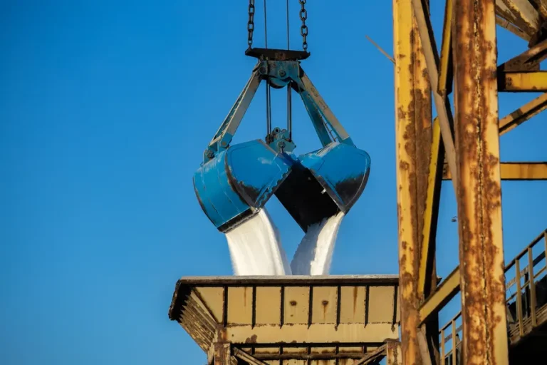 Com a ureia mais cara, produtores devem priorizar sulfato de amônio em 2026, diz consultoria